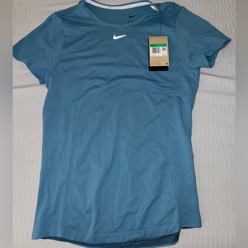 *Brand New* NIKE Women’s Fitness short sleeve Shirt Size XL (stretchy)